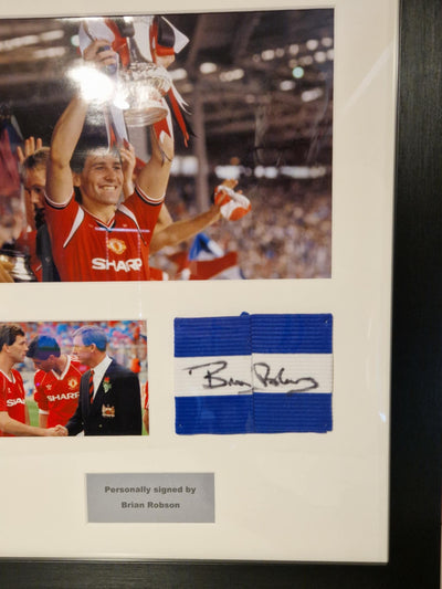 BRYAN ROBSON - SIGNERT KAPTEINSBIND FERDIG INNRAMMET MED EKTEHETSBEVIS/COA