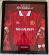 ERIC CANTONA - FERDIG INNRAMMET i "ART-FRAME"  OG SIGNERT DRAKT MED EKTEHETSBEVIS/COA