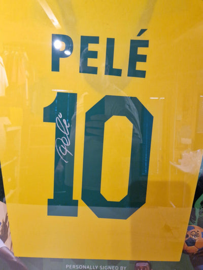 PELE - SIGNERT DRAKT FERDIG INNRAMMET I ART-FRAME MED EKTEHETSBEVIS/COA