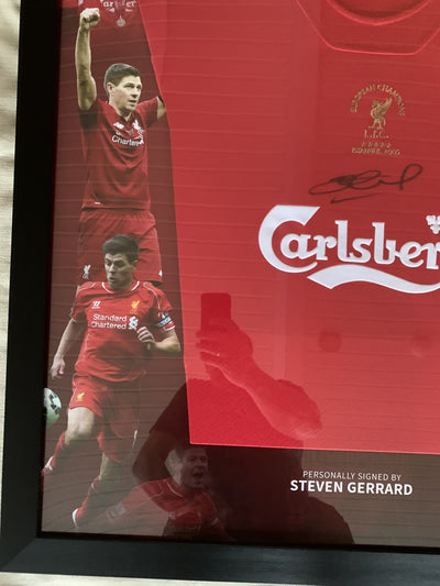 STEVEN GERRARD - SIGNERT FERDIG "ART-FRAME" INNRAMMET DRAKT MED EKTEHETSBEVIS/COA